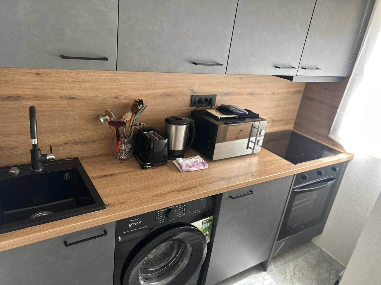 Hanka - 3 Verschiedene Whg - 40 Qm 3 Pers, 50 Qm Bis 4 Pers Oder 70 Qm Bis 5 Pers, Balkone, Nur 70 M Zum Strand, Von 3 Bis Max 5 Personen, Wlan, Sat-tv, Klima, Kueche, Parkplaetze,ruhig Gelegen *